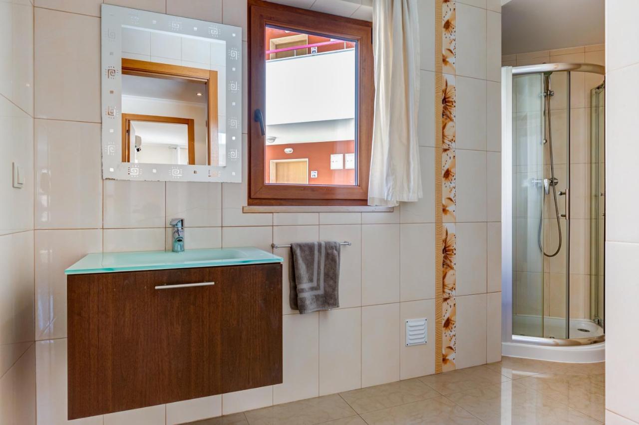 Two Bedroom Apartment With Rooftop Pool In Alvor Exterior foto