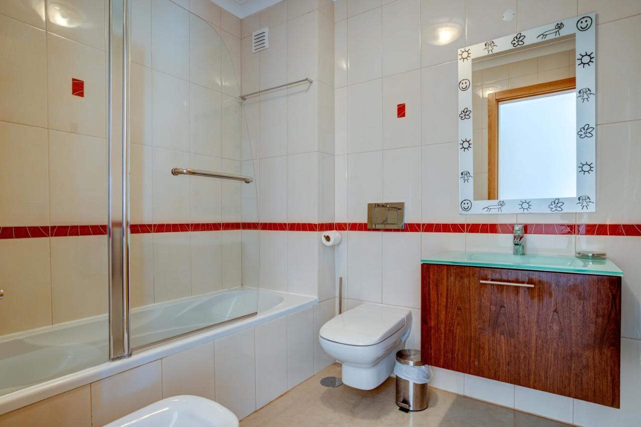 Two Bedroom Apartment With Rooftop Pool In Alvor Exterior foto